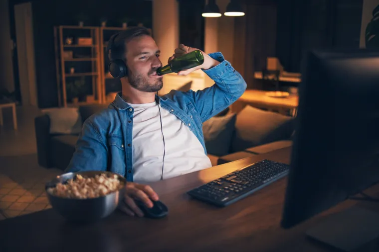 Za one sudionike koji su če&scaron;će pili kod kuće pokazalo se da su ne&scaron;to tužniji i pesimističniji od onih koji su pili u kafiću ili pubu. Istraživači su utvrdili da depresivni ljudi, koji su često pili kod kuće, koriste alkohol kako bi se nosili s negativnim osjećajima. Ovo istraživanje je u skladu s istraživanjem koje je pokazalo da pijenje alkohola kod kuće može biti destruktivna ili problematična metoda suočavanja s problemima.