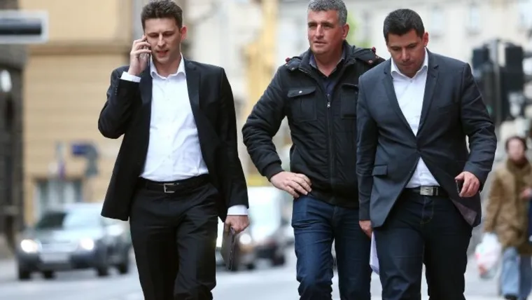 4. &quot;Pregazio sam koronu kao plitak potok&quot;, izjavio je zastupnik Mosta: 

a) Miro Bulj
b) Nikola Grmoja