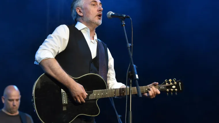 13. Nedugo nakon &scaron;to se u svađi rastao s Domovinskim pokretom, Miroslav &Scaron;koro snimio je pjesmu:

a) Po&scaron;teni i prevareni
b) Izdajnici i heroji