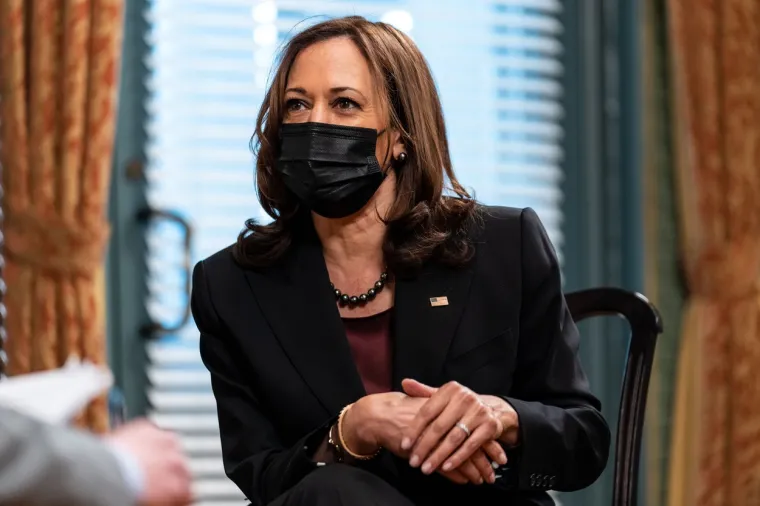 U SAD-u, Old Mooreov Almanah predviđa da će se Kamala Harris pripremiti preuzeti uzde SAD-a, ali će se naći pod opsadom i njezini će politički neprijatelji biti ozbiljni. Donald Trump također će dizati buku oko ponovnog kandidiranja, ali to će biti uvjetovano poštenim izbornim sustavom.