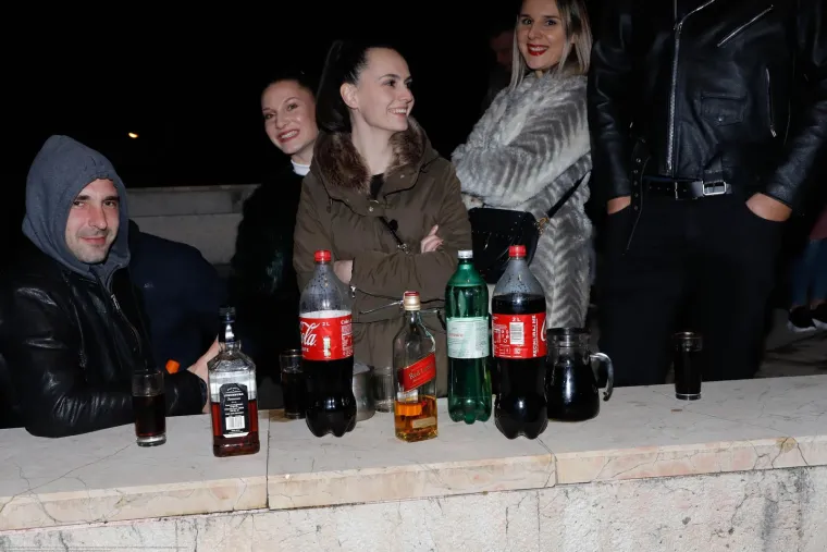 Bulj se zainatio koroni pa su Sinjani slavili bez covid potvrda i ikakvih mjera