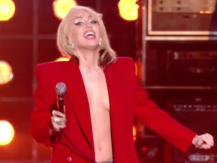 Red pjesme, plesa i striptiza! Miley Cyrus se previše opustila pa doživjela nezgodicu s grudima. A onda se i okrenula...