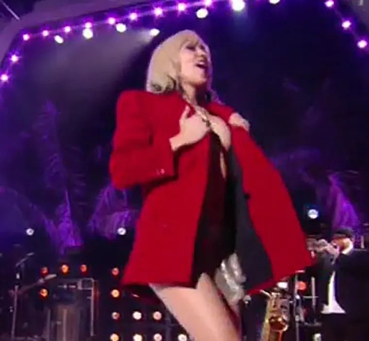 Red pjesme, plesa i striptiza! Miley Cyrus se previše opustila pa doživjela nezgodicu s grudima. A onda se i okrenula...