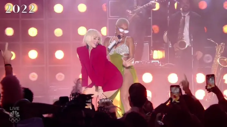Red pjesme, plesa i striptiza! Miley Cyrus se previše opustila pa doživjela nezgodicu s grudima. A onda se i okrenula...