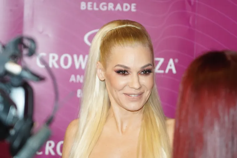 Karleuša bacila publiku u trans na reprizi najluđe noći: Njezin fan napravio kaos, rušio sve pred sobom