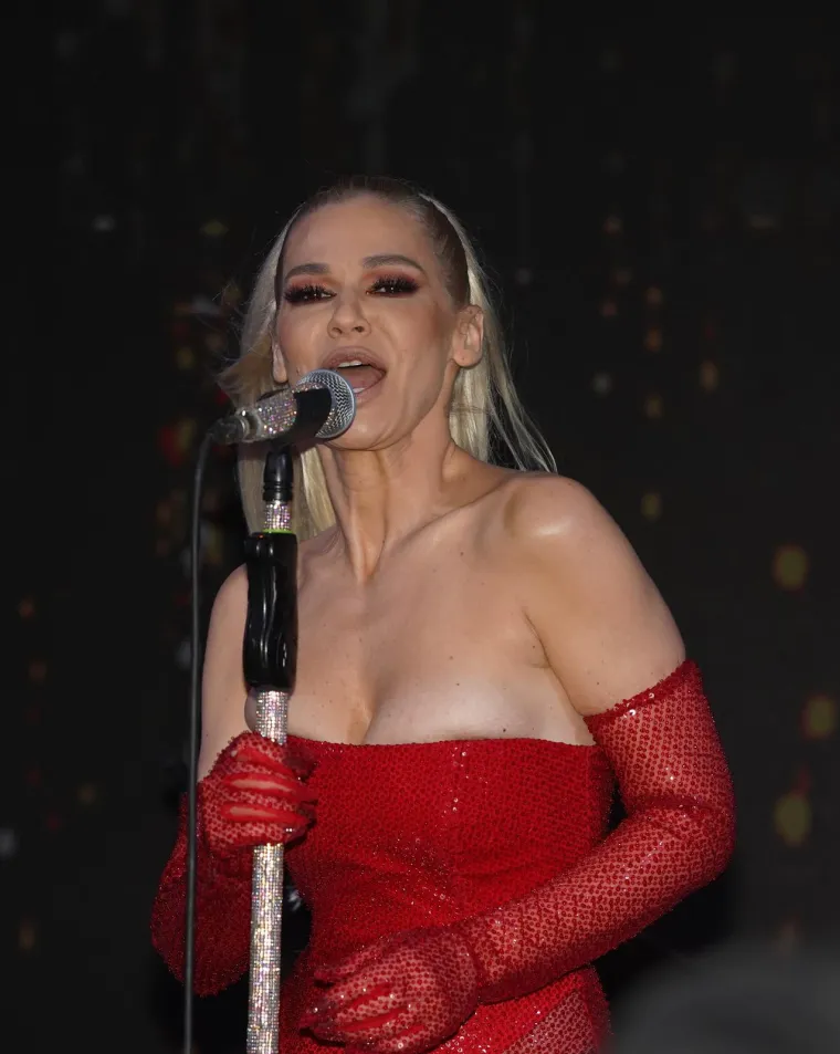 Karleuša bacila publiku u trans na reprizi najluđe noći: Njezin fan napravio kaos, rušio sve pred sobom