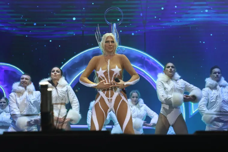 Karleu&scaron;a bacila publiku u trans na reprizi najluđe noći: Njezin fan napravio kaos, ru&scaron;io sve pred sobom