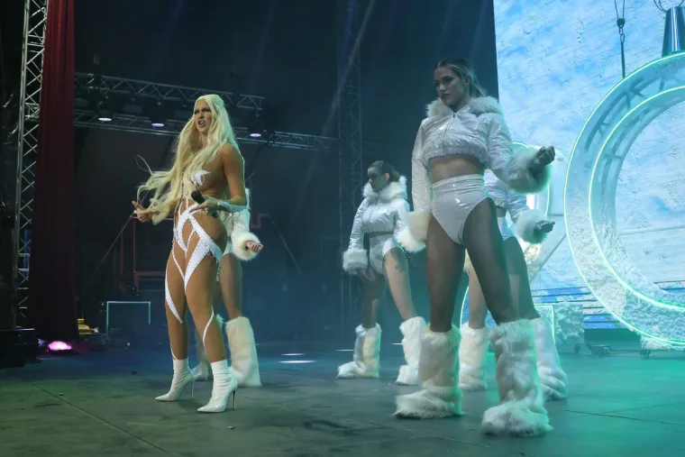 Karleu&scaron;a bacila publiku u trans na reprizi najluđe noći: Njezin fan napravio kaos, ru&scaron;io sve pred sobom