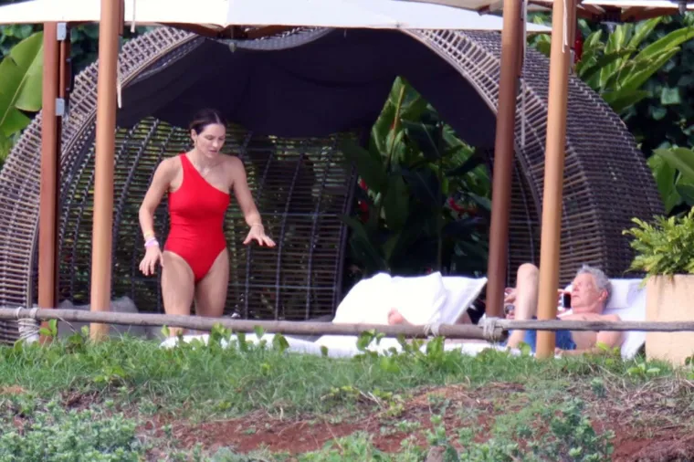 Pjevačica očarala fantastičnim tijelom u seksi 'Baywatch' kostimu na jedno rame