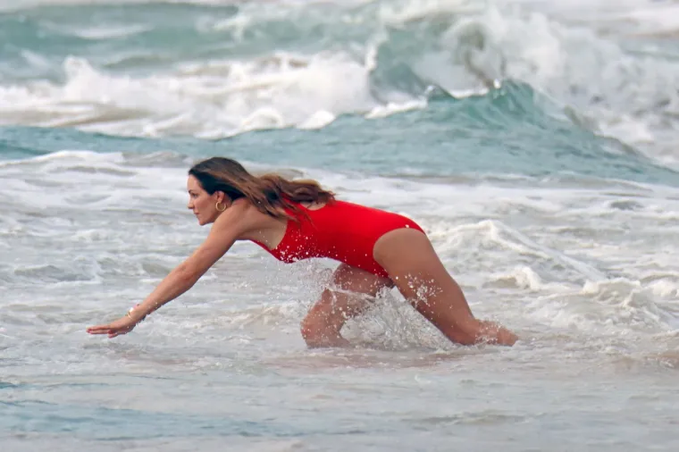 Pjevačica očarala fantastičnim tijelom u seksi 'Baywatch' kostimu na jedno rame