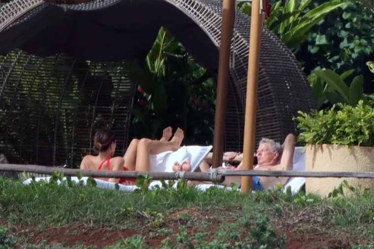 Pjevačica očarala fantastičnim tijelom u seksi 'Baywatch' kostimu na jedno rame