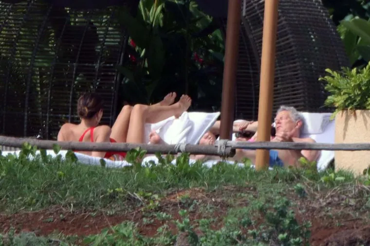 Pjevačica očarala fantastičnim tijelom u seksi 'Baywatch' kostimu na jedno rame