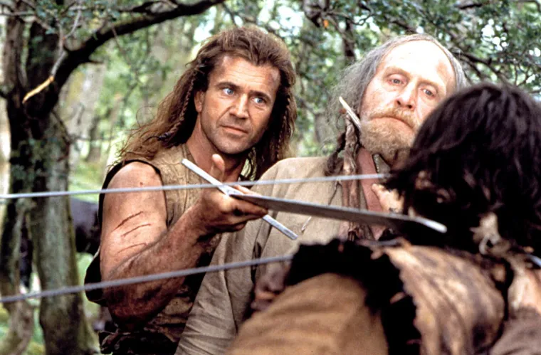 Za film &quot;Hrabro srce&quot;, koji je sam režirao te odradio glavnu ulogu, dobio je Zlatni globus za najbolju režiju, kao i Oscara za najbolji film i režiju iste godine. Isprva je odbio scenarij, jer je mislio da je prestar za ulogu. Nakon pomnog razmišljanja, ne samo da je odlučio glumiti, nego i režirati sami film.