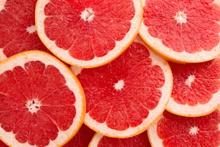 Grejp je poznat kao moćan čistač jetre. Sadrži flavonoid zvan naringenin, koji potiče jetru da sagorijeva masnoće umjesto da ih pohranjuje. Iscijedite njegov sok u čašu i malo razrijedite običnom ili mineralnom vodom.  
