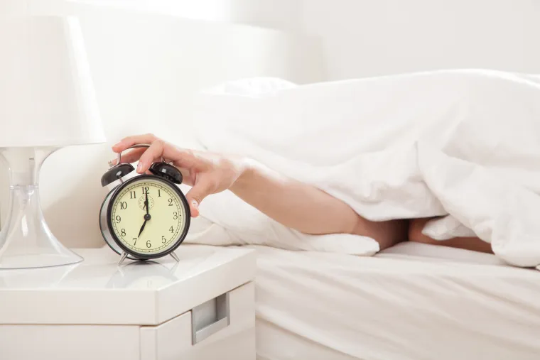8. Odgađanje alarma - Mnogi od nas postavljaju više alarma za buđenje, ali odgoda alarma zapravo može imati štetne učinke. Zdravije je probuditi se na prvi alarm, jer drijemanje uzrokuje da tonemo u san i iz njega, zbog čega se osjećamo pospanije kada se stvarno probudimo.