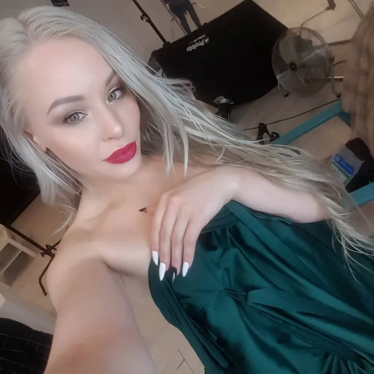Njezine izjava stigla je nakon što se prije nekoliko tjedana iznenada počela hvaliti golemim buketima cvijeća na fotografijama na Instagramu, pri čemu je priznala da je pronašla muškarca s kojim se viđa.