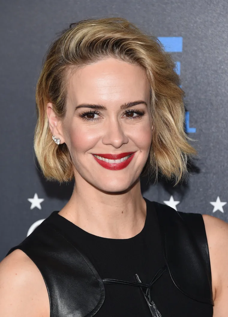 U relativno kratkom vremenu, dobitnica Zlatnog globusa Sarah Paulson je postala jedna od najutjecajnijih ljudi u Hollywoodu. Naime, ova svestrana glumica već godinama otvoreno izlazi sa ženama, proteklih je godina izlazila s glumicom Cherry Jones i dramaturginjom Tracy Letts, Paulson je od 2015. u vezi s glumicom Holland Taylor.
