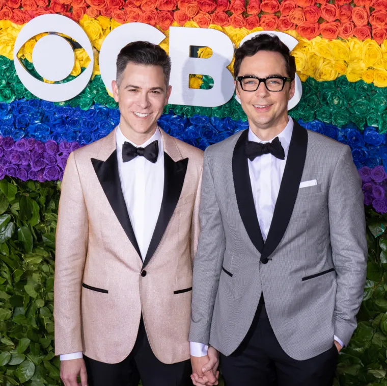 The New York Times je 2012. godine prenio vijest da je poznati glumac "Teorije velikog praska", Jim Parsons homoseksualac te da je bio u vezi zadnjih deset godina. Njegov suprug je umjetnički direktor Todd Spiewak, kojeg možete vidjeti na fotografiji s Parsonsom. 
