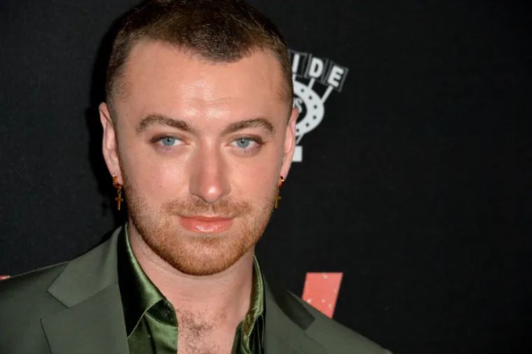 Sam Smith je pionir LGBTQ+ zajednice, budući da je bio jedna od rijetkih slavnih osoba koje su se identificirale kao nebinarne. Pop zvijezda je 2019. odlučila usvojiti zamjenice "oni/oni", a ne "on/ona". Pjevač je poznat po svojim hitovima: "Lay Me Down", "Stay With Me", "Too Good at Goodbyes"... Smith je također bio u romantičnoj vezi s glumcem Brandonom Flynnom iz serije "13 razloga za&scaron;to". Kada su objavili nebinarnu objavu na Instagramu, Smith je rekao: "Razumijem da će biti mnogo pogre&scaron;aka i pogre&scaron;nog roda, ali sve &scaron;to tražim je da poku&scaron;ate. Nadam se da ćete me moći vidjeti kao &scaron;to ja vidim sebe sada. Hvala vam." 