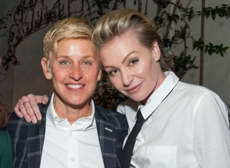 1997. voditeljica Ellen DeGeneres je javno priznala da je lezbijka. Otkrivanje njezine seksualne orijentacije izazvalo je veliko zanimanje američkih tabloida. 