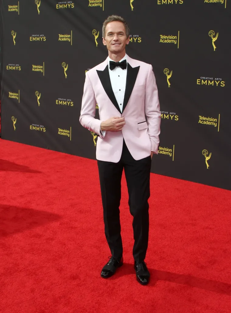 Glumac Neil Patrick Harris se javno oglasio kao gej u studenom 2006., rekav&scaron;i: "Sretan sam &scaron;to mogu odagnati sve glasine ili zablude i vrlo sam ponosan &scaron;to mogu reći da sam vrlo zadovoljan homoseksualac koji živi svoj život punim plućima i osjećam se najsretnijim &scaron;to radim s divni ljudi u poslu koji volim", izjavio je za People. Harris je od 2014. u braku s glumcem Davidom Burtkamom, par je ovo ljeto viđen na ljetovanju u Hrvatskoj.