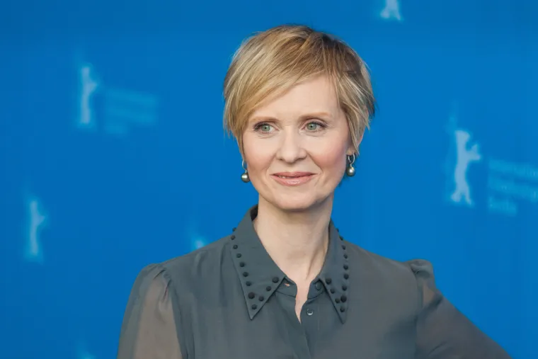 Zvijezda "Seks i grada", Cynthia Nixon &scaron;okirala je kolege i fanoce izjavom 2014. za Daily Telegraph: "Cijeli život sam bila s mu&scaron;karcima i nikad se nisam zaljubila u ženu. Ali kad jesam, nije mi se činilo tako čudno. Ja sam samo žena zaljubljena u drugu ženu." Nixon se identificirala kao biseksualka 2012., kada se i udala za LGBTQ aktivistu Christine Marinoni.