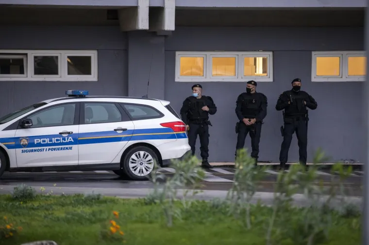 MIT: Hrvatska policija ne traži strane državljane.

ČINJENICA: Policija će tragati za svakom osobom čiji se nestanak prijavi. U slučaju prijave nestanka stranog državljanina u Republici Hrvatskoj, policija će poduzimati sve mjere i radnje u cilju pronalaska takve osobe. Kod pronalaska nestale osobe stranog državljanina, policija će sukladno čl. 75. Bečke konvencije o istom obavijestiti Diplomatsko konzularno predstavništvo zemlje iz koje potječe kao i Ministarstvo vanjskih i europskih poslova.