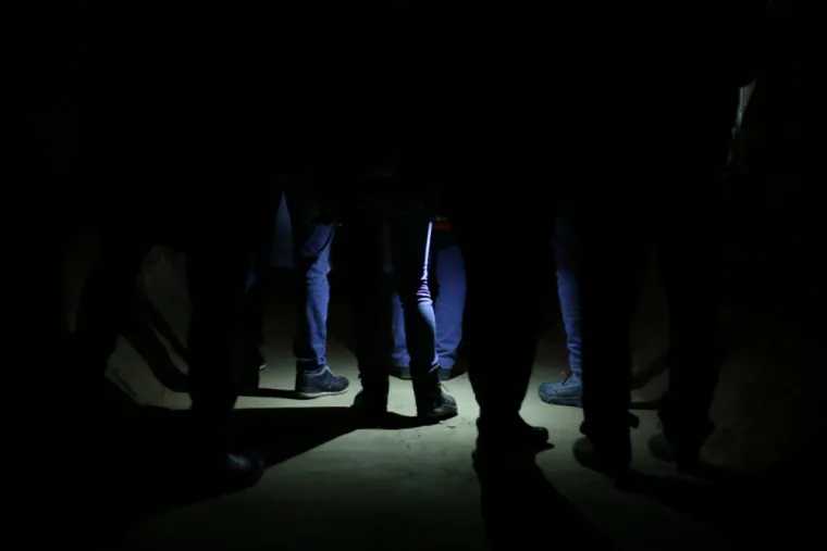 MIT: Ja nisam poznata osoba i moj najmilije nitko ne traži, niti ih je briga.

ČINJENICA: Najteže je onima koji izgube svoje najmilije. Međutim, samo je vaš subjektivni osjećaj da se ništa ne događaja i da po vašoj prijavi nitko ne postupa. Svi policijski službenici u Republici Hrvatskoj se putem otpreme službe upoznaju o prijavama nestalih osoba te sukladno raspoloživim podacima sudjeluju u traganju, traži se pomoć medija, a profil se objavljuje u Nacionalnoj evidenciji nestalih osoba. Traganje završava tek kada se osoba pronađe.