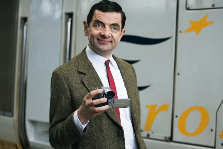 Rowan Atkinson je genij, diplomirao je čak na dva fakulteta, na Sveučilištu Newcastle i Oxfordu. Naime, glumac je dobio najbolje ocjene i diplomirao elektrotehniku i elektroniku na Sveučilištu Newcastle. Potom je magistrirao elektrotehniku na Sveučilištu Oxford, a njegov rad bio je vezan za samopodešavajuće upravljačke sustave. Vjerovali ili ne, da nije uspio u industriji zabave mogao je biti vrhunski inženjer.