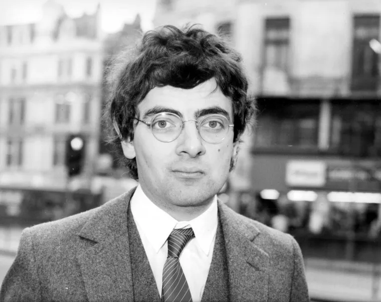 Ovaj legendarni glumac svoju je medijsku karijeru započeo na radiju. Atkinson je napravio seriju humorističnih emisija na BBC-jevu radiju, &quot;Atkinsonovi ljudi&quot;, koja je emitirana 1979. godine. On i jedan kolega napisali su sami sve scenarije. Atkinson bi u epizodama imitirao poznate face koji bi kao njemu davali intervjue, bio je i voditelj i gost u ovoj urnebesnoj radijskoj emisiji.