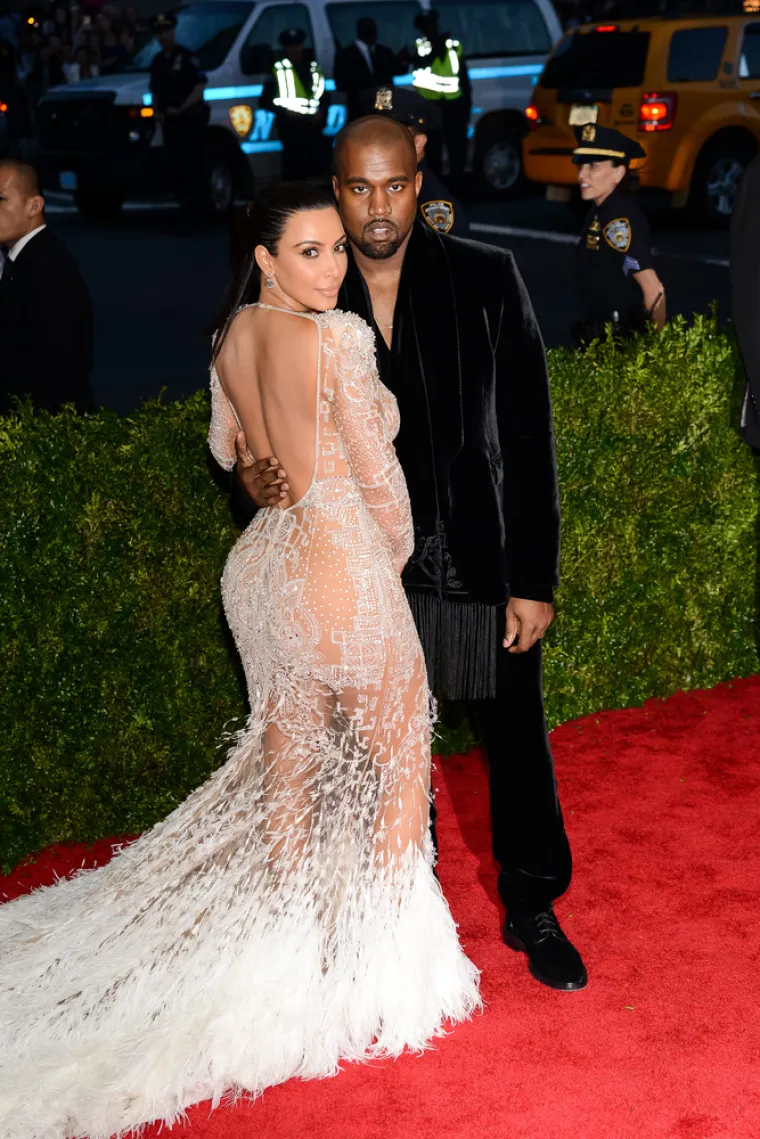 1. Kim Kardashian i Pete Davidson/Kanye West:
Gledatelji su bili šokirani kada je Kim Kardashian poljubila komičara Petea Davidsona tijekom skeča u &quot;Saturday Night Liveu&quot;, u listopadu. Nakon toga nije trebalo dugo da krenu glasine o tome ljubavnoj vezi Davidsona i Kardashian. Da bi stvar bila još bolja, u studenome prošle goine Kanye West, za kojeg se Kim udala 2014. i s kojim ima četvero djece, prestao ju je pratiti na Instagramu. 