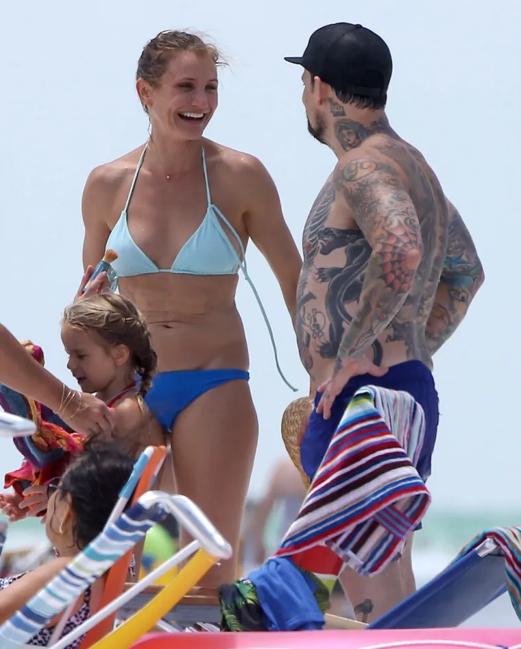 4. Cameron Diaz i Benji Madden:
Cameron (49) je u prosincu 2019. rodila svoje prvo dijete, kćer Raddix, s glazbenikom Benjijem (42). Par se upoznao 2014. preko Maddenove &scaron;ogorice Nicole Richie. Kada ga je prvi put vidjela, glumica je odmah odlučila da će joj Benji jednog dana biti muž. "Vidjela sam ga kako ide prema meni i pomislila sam, huh, zgodan je, nisam ga prije tako vidjela. Bio je zbilja poseban, pravi skriveni dragulj", rekla je Diaz jednom prilikom, pi&scaron;e The Sun. Par se zaručio u roku od nekoliko mjeseci, a vjenčao 2015. Na glumičin 45. rođendan, Benji je na Instagramu napisao: "Mislim da nitko nikada ne bi mogao spoznati dubinu, ljubaznost i suosjećanje koje doživljavam svaki dan zahvaljujući svojoj jedinoj. Ima&scaron; me do kraja, du&scaron;o".