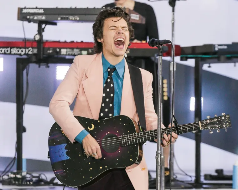 Olivia ima dvoje djece s Jasonom, no to je nije omelo da se upusti u romansu s pjevačem One Directiona, Harryjem Stylesom. Do srpnja se ovaj par ljubio na brodu u Toskani, a u prosincu Olivia je za Vogue rekla da je "sretnija nego &scaron;to je ikad bila", dodajući: "Ono &scaron;to shvaćate je da kada ste stvarno sretni, nije važno o čemu tko misli, samo ti je važan onaj koga voli&scaron;". Olivia je od tada provodila vrijeme u Velikoj Britaniji s Harryjem, upoznala je njegovu mamu Anne te podržavala na koncertima.