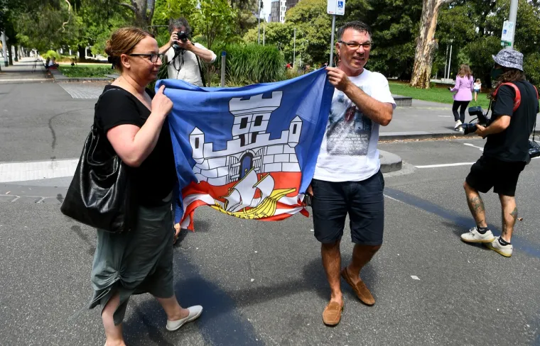 Navijači došli pred hotel u kojemu Đoković čeka deportaciju: Ponijeli su srpske zastave i traže slobodu za Novaka