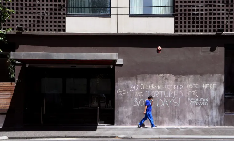 Navijači došli pred hotel u kojemu Đoković čeka deportaciju: Ponijeli su srpske zastave i traže slobodu za Novaka