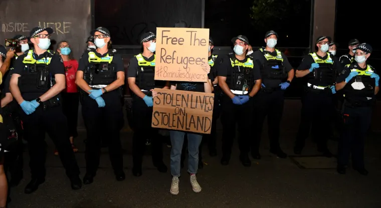 Sukob prosvjednika i policije ispred hotela u kojemu se nalazi Novak Đoković