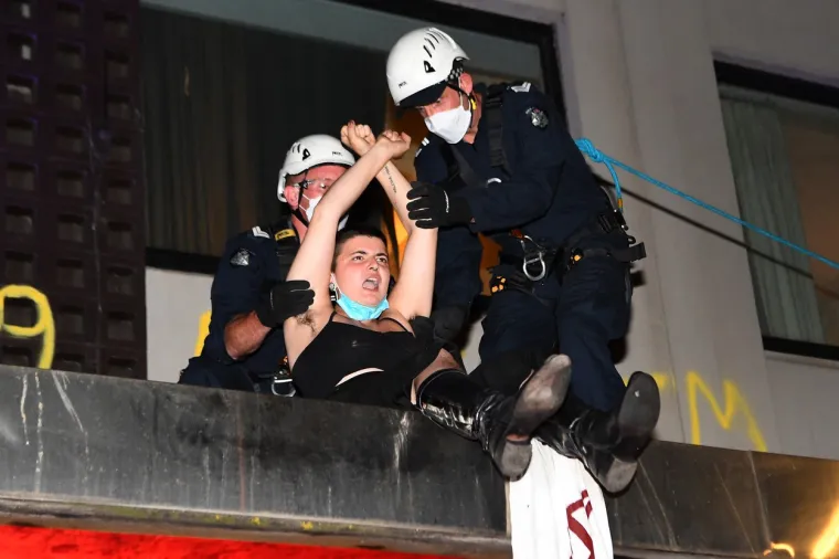 Sukob prosvjednika i policije ispred hotela u kojemu se nalazi Novak Đoković