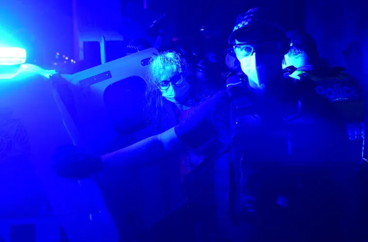Sukob prosvjednika i policije ispred hotela u kojemu se nalazi Novak Đoković