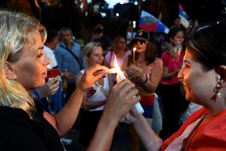 Sukob prosvjednika i policije ispred hotela u kojemu se nalazi Novak Đoković
