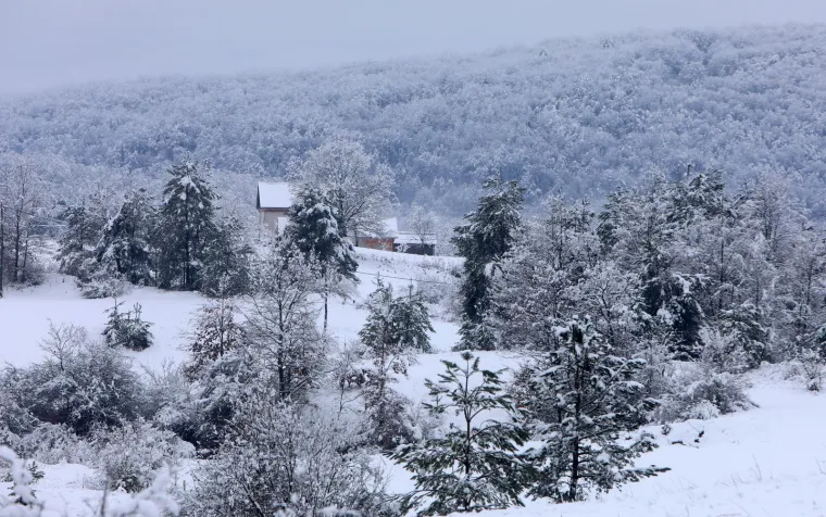 Prvi ovogodišnji snijeg zabijelio je Hrvatsku: Pogledajte fantastične prizore iz Rastoka, Gorskog kotara, Slunja...
