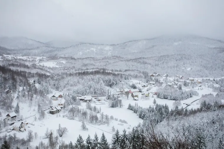 Prvi ovogodišnji snijeg zabijelio je Hrvatsku: Pogledajte fantastične prizore iz Rastoka, Gorskog kotara, Slunja...