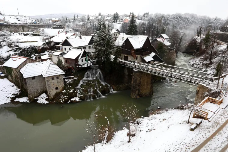 Prvi ovogodišnji snijeg zabijelio je Hrvatsku: Pogledajte fantastične prizore iz Rastoka, Gorskog kotara, Slunja...