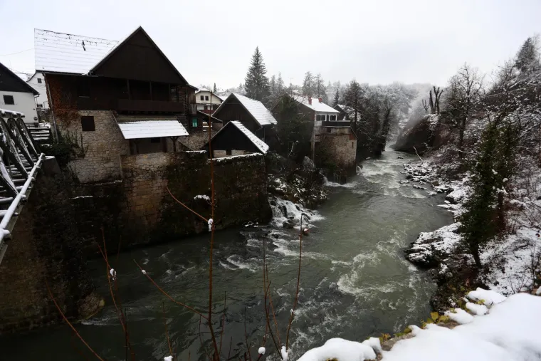 Prvi ovogodi&scaron;nji snijeg zabijelio je Hrvatsku: Pogledajte fantastične prizore iz Rastoka, Gorskog kotara, Slunja...