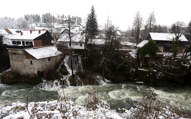 Prvi ovogodi&scaron;nji snijeg zabijelio je Hrvatsku: Pogledajte fantastične prizore iz Rastoka, Gorskog kotara, Slunja...