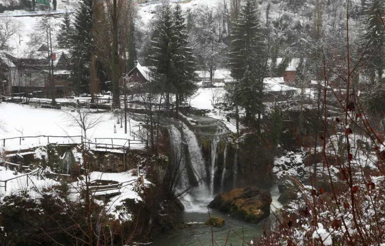 Prvi ovogodi&scaron;nji snijeg zabijelio je Hrvatsku: Pogledajte fantastične prizore iz Rastoka, Gorskog kotara, Slunja...