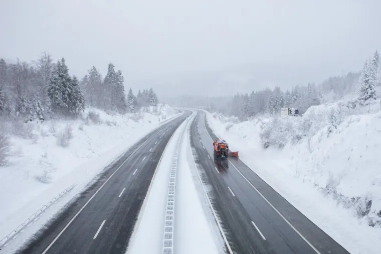 Zbog zimskih uvjeta zabrana je prometa za kamione s prikolicama i tegljače s poluprikolicama, a za ostala vozila obvezna je zimska oprema na cestama u Lici.