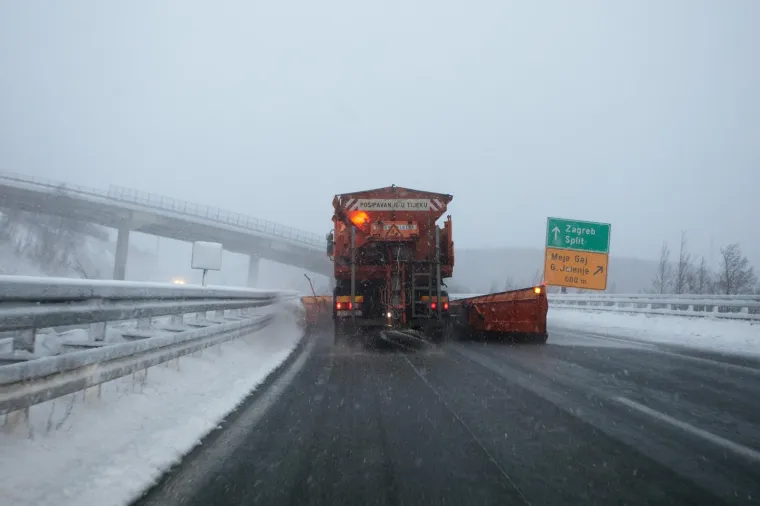 Prvi ovogodi&scaron;nji snijeg zabijelio je Hrvatsku: Pogledajte fantastične prizore iz Rastoka, Gorskog kotara, Slunja...