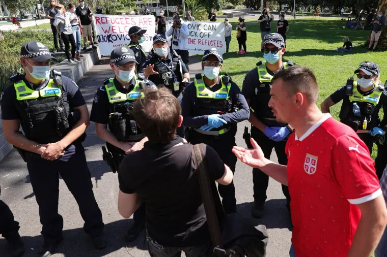 Srbi poludjeli zbog transparenta 'Đokoviću odje*i'. Policija ih razdvajala od prosvjednika ispred imigracijskog pritvora u kojem je Novak