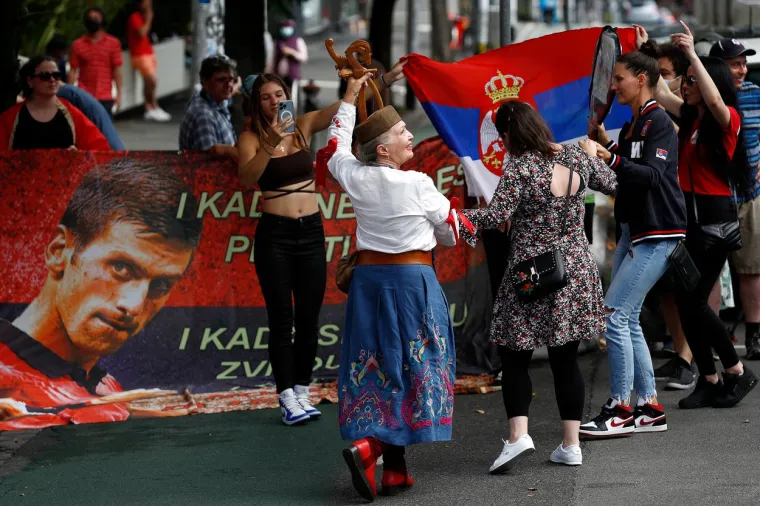Srbi poludjeli zbog transparenta 'Đokoviću odje*i'. Policija ih razdvajala od prosvjednika ispred imigracijskog pritvora u kojem je Novak