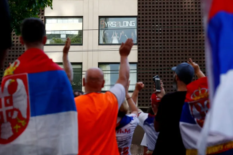 Srbi poludjeli zbog transparenta 'Đokoviću odje*i'. Policija ih razdvajala od prosvjednika ispred imigracijskog pritvora u kojem je Novak